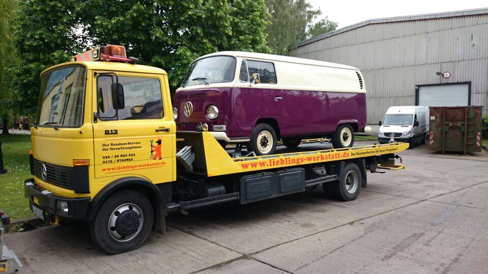 Lieblings-Werkstatt Abschleppwagen mit klassischem VW Bulli
